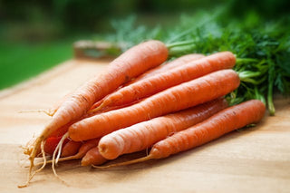 Buntes Obst und Gemüse als Quelle für Carotinoide – Karotten, Tomaten, Spinat, Mais und Orangen