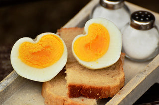 Eier als gesunde Proteinquelle, hier auf Brot neben Salz