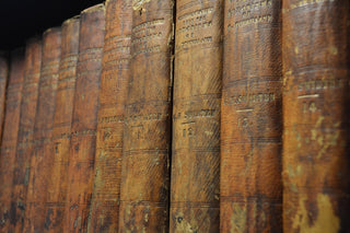 Historische medizinische Bücher mit „Commentaries upon the Aphorisms of Boerhaave“, einem klassischen Lehrwerk der europäischen Medizintradition.