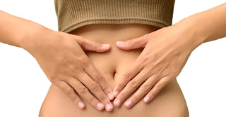 Bauch mit aufgelegten Händen als Symbol für Postbiotika, Darmflora und unterschätzte Wirkstoffe des Darms
