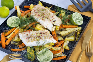 Mediterrane Ernährung mit Olivenöl, Gemüse und Fisch auf Holztisch