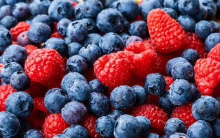 Bunte Mischung aus Heidelbeeren und Himbeeren