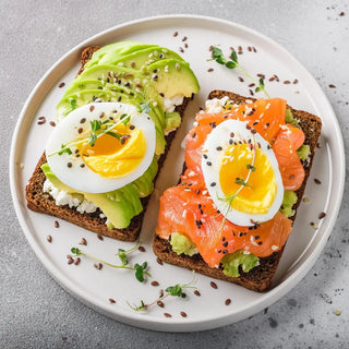 Vollkornbrot mit Lachs, Avocado und gekochtem Ei – natürliche Omega-3-Quellen EPA und DHA im Überblick
