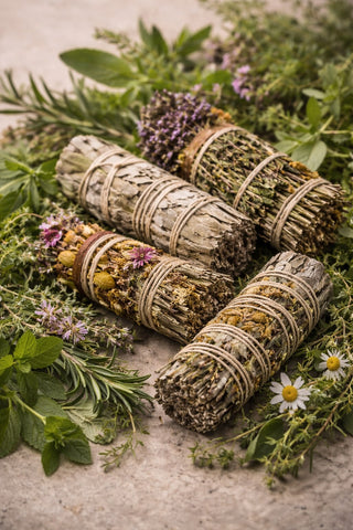 Traditionelle Raeucherbuendel aus getrockneten Kraeutern