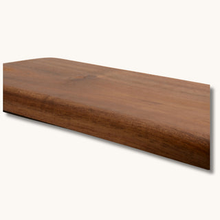 Detailaufnahme der Holzmaserung einer rechteckigen Dekoschale aus massivem Holz